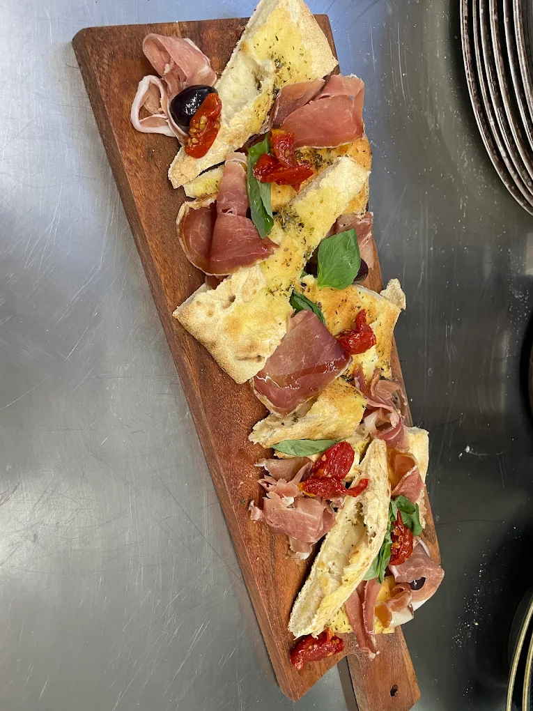Focaccia et charcuterie à partager chez Amore Pizza