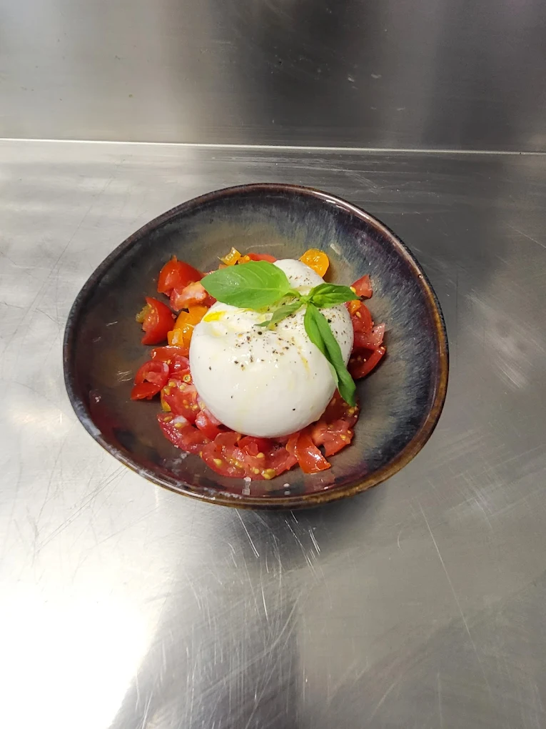 Burrata, tomates, huile d'olive et basilic