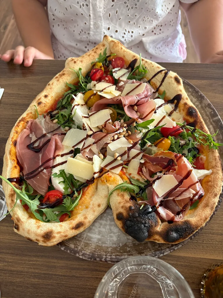 Pizza servie chez Amore Pizza