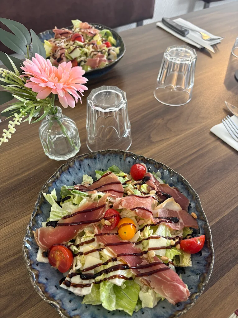 Salade italienne servie chez Amore Pizza